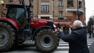 بازگشت مجدد کشاورزان معترض فرانسوی به خیابان‌های پاریس