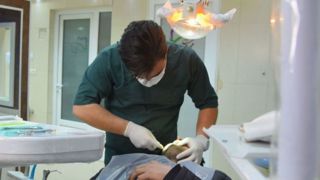 اظهار نظر عجیب رئیس جامعه دندانپزشکی ایران: هزینه‌های دندانپزشکی گران نیست!
