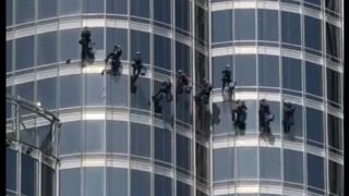 تمیز کردن برج خلیفه در ارتفاع ۸۰۰ متری تمیز کردن برج خلیفه در ارتفاع ۸۰۰ متری