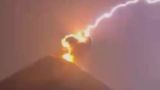 صحنه‌ای آخرالزمانی از برخورد صاعقه به فوران آتشفشان در گواتمالا