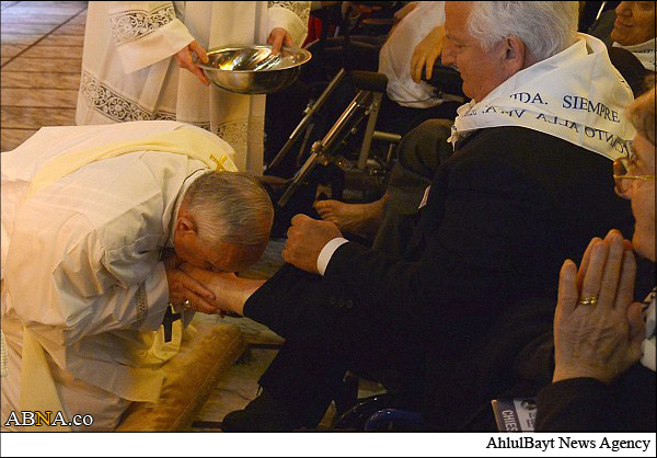پاپ فرانسیس، پاهای‌ مسلمانی‌ را بوسید+عکس