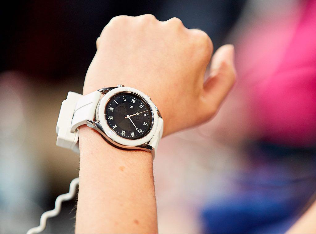 Huawei watch gt 3 белый. Часы Хуавей вотч 3 женские. Смарт часы Хуавей белые. Huawei gt3. Huawei gt3 Pro White.