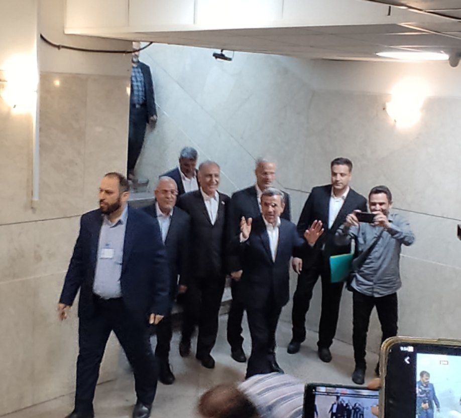 احمدینژاد وارد ستاد انتخابات وزارت کشور شد 2