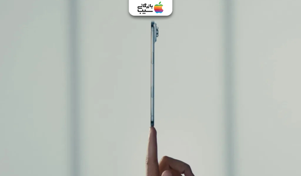 نمای نزدیک از بدنهی فلزی و دکمههای دقیق یک گوشی مدرن با طراحی ظریف و مقاوم.