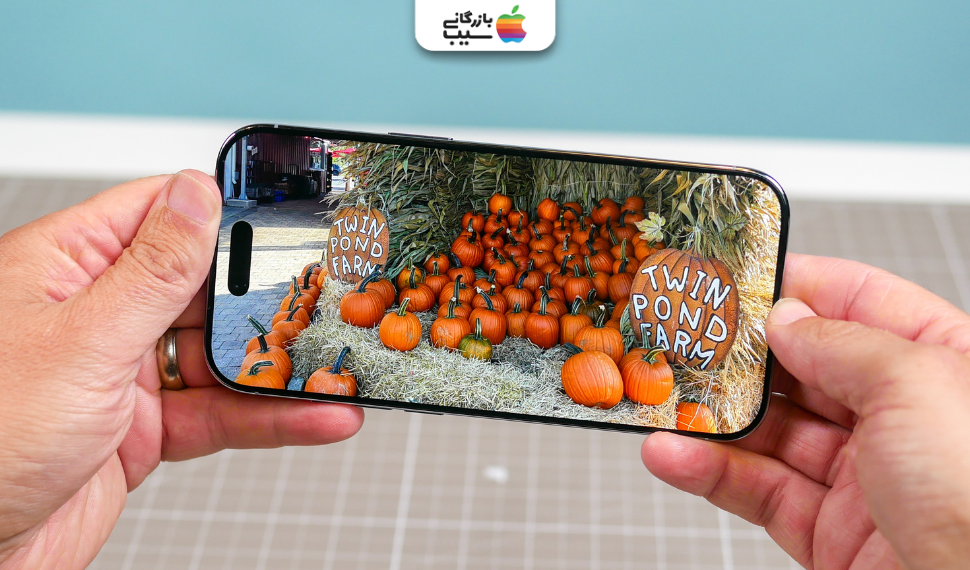 کاربر در حال کار با گوشی مدرن با صفحهنمایشی روشن و رابط کاربری روان که فناوریهای جدید را نمایش میدهد.