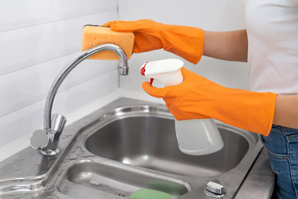 تمیز کردن شیرآلات با اسپری سرکه