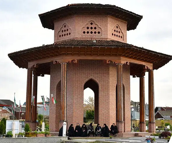 آرامگاه میرزا کوچک خان جنگلی از جاهای دیدنی رشت 