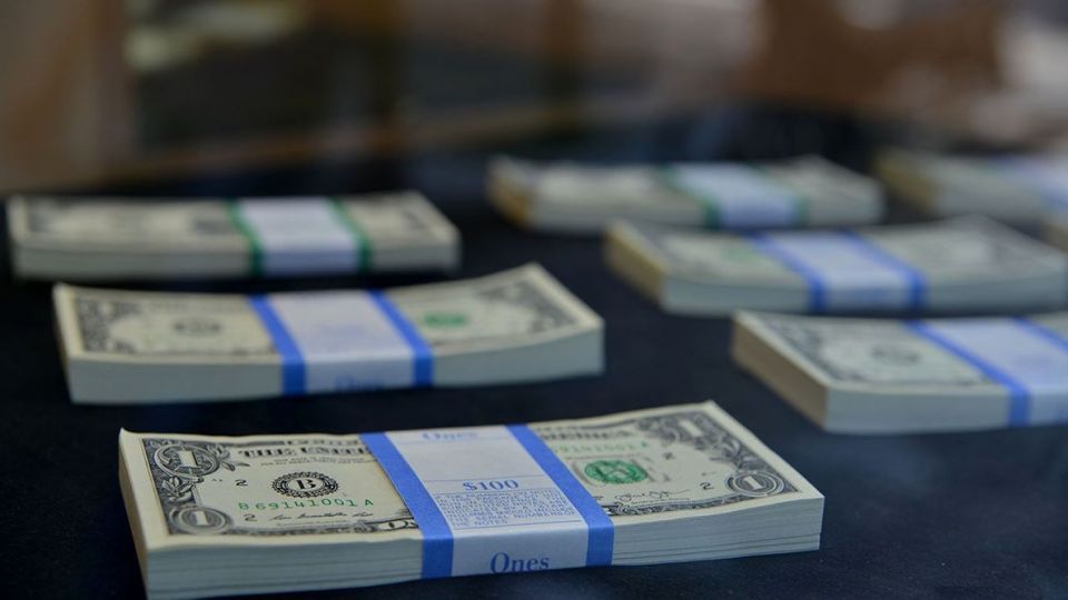 ابتکار عجیب دولت برای کسب درآمد بیشتر/قیمت دلار در بودجه ۳۸۵۰ تومان است نه ۳۵۰۰ تومان ابتکار عجیب دولت برای کسب درآمد بیشتر/قیمت دلار در بودجه ۳۸۵۰ تومان است نه ۳۵۰۰ تومان