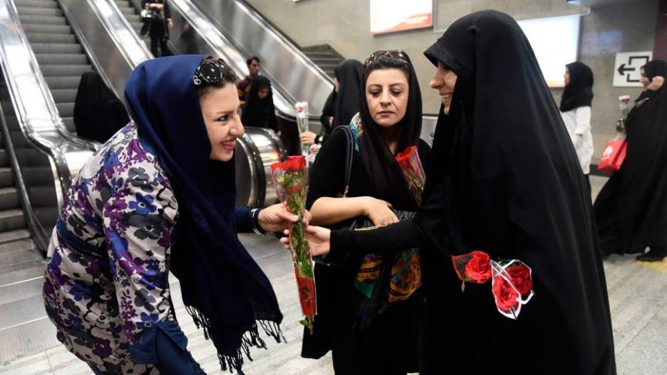 انتقال از حوزه سیاست به فرهنگ، راه حل مساله حجاب انتقال از حوزه سیاست به فرهنگ، راه حل مساله حجاب