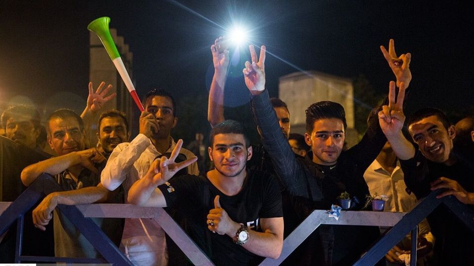 شادی مردم تهران پس از برد تیم ملی ایران مقابل مراکش