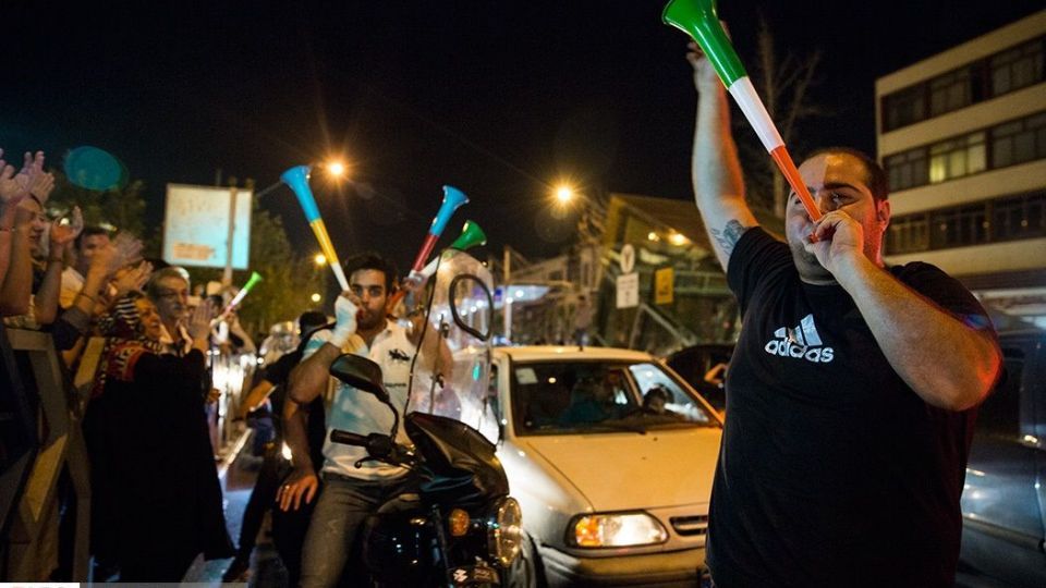 شادی مردم تهران پس از برد تیم ملی ایران مقابل مراکش