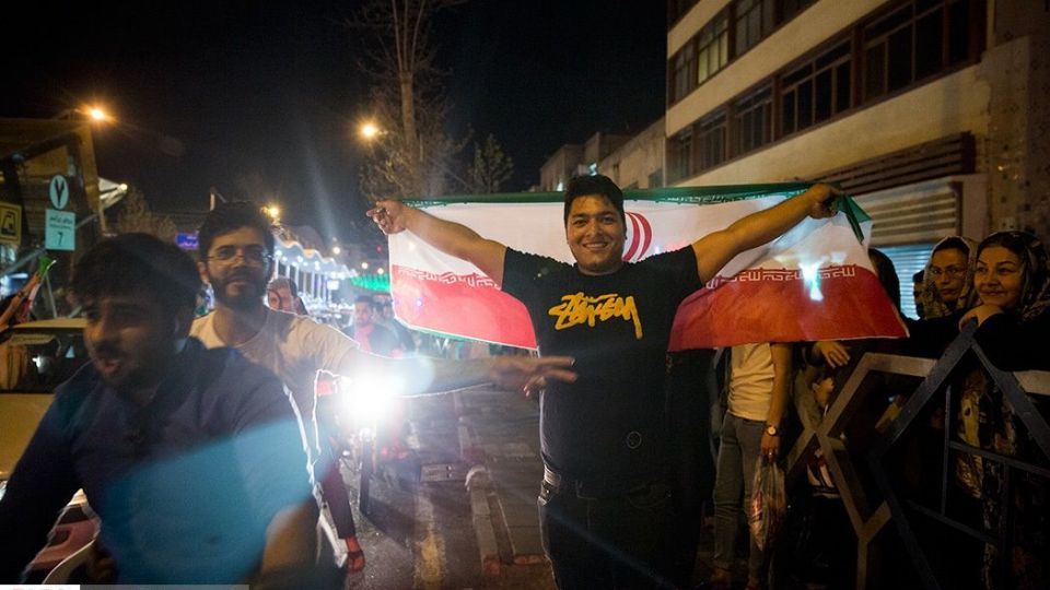 شادی مردم تهران پس از برد تیم ملی ایران مقابل مراکش