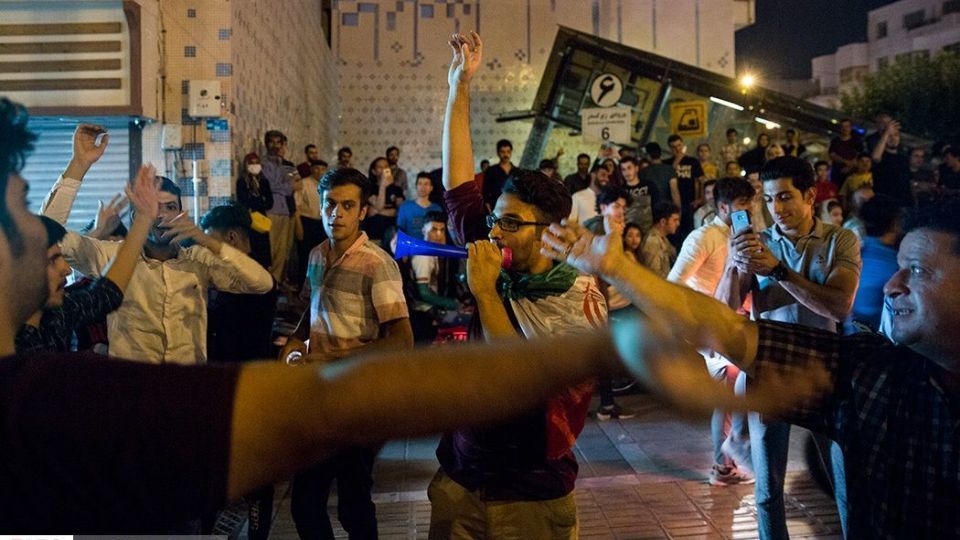 شادی مردم تهران پس از برد تیم ملی ایران مقابل مراکش