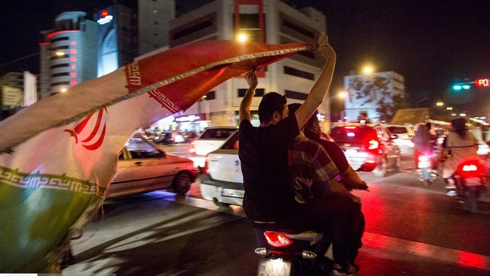 شادی مردم تهران پس از برد تیم ملی ایران مقابل مراکش