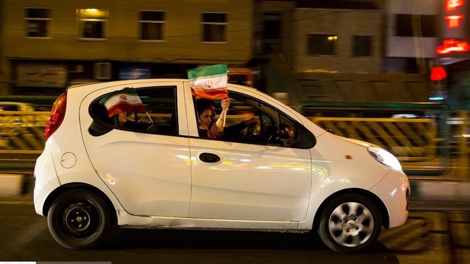 شادی مردم تهران پس از برد تیم ملی ایران مقابل مراکش