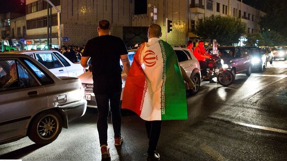 شادی مردم تهران پس از برد تیم ملی ایران مقابل مراکش