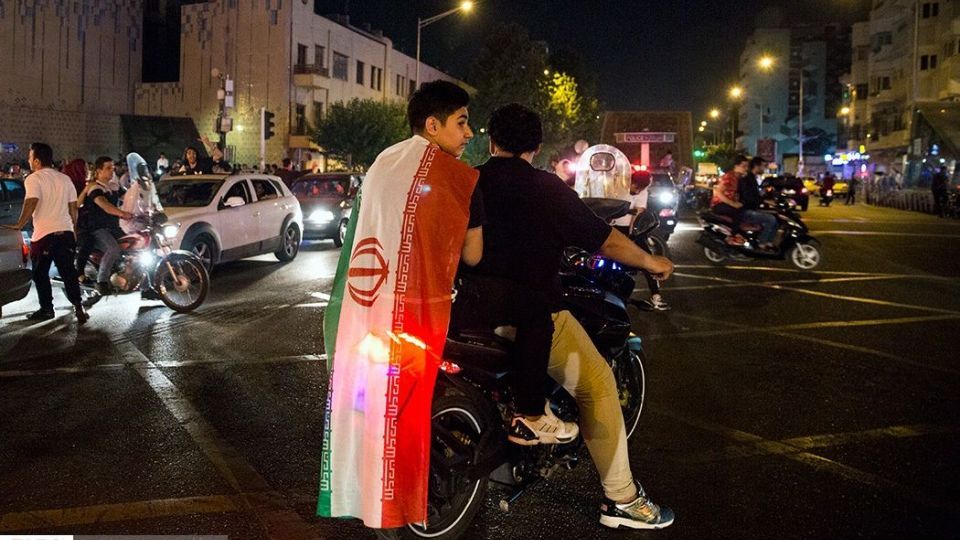 شادی مردم تهران پس از برد تیم ملی ایران مقابل مراکش