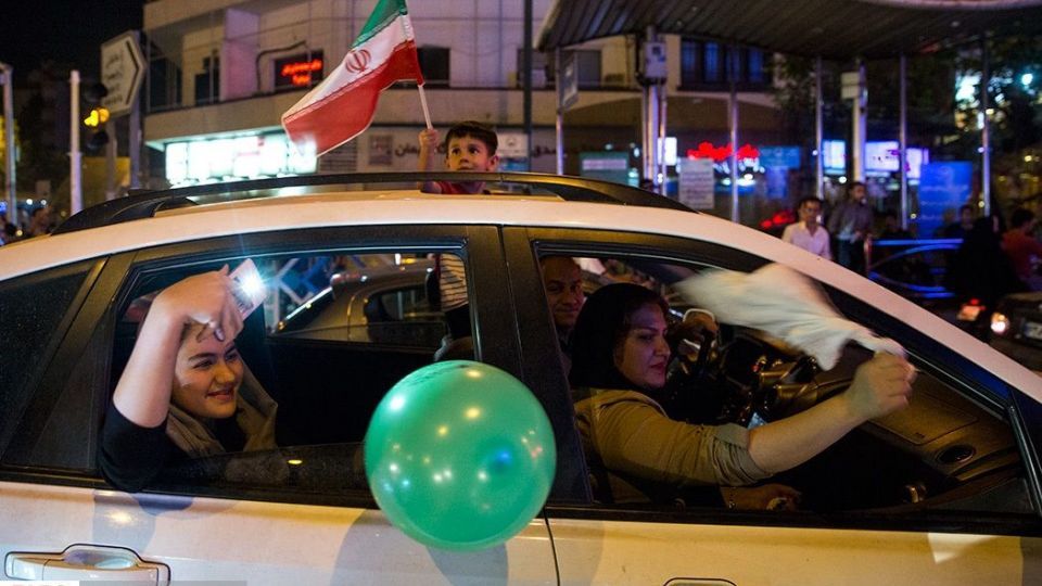 شادی مردم تهران پس از برد تیم ملی ایران مقابل مراکش