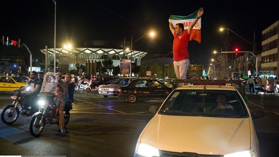 شادی مردم تهران پس از برد تیم ملی ایران مقابل مراکش
