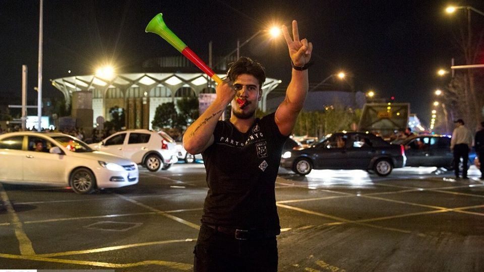 شادی مردم تهران پس از برد تیم ملی ایران مقابل مراکش