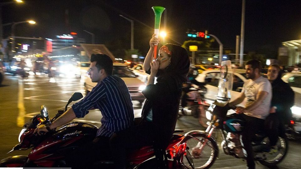 شادی مردم تهران پس از برد تیم ملی ایران مقابل مراکش