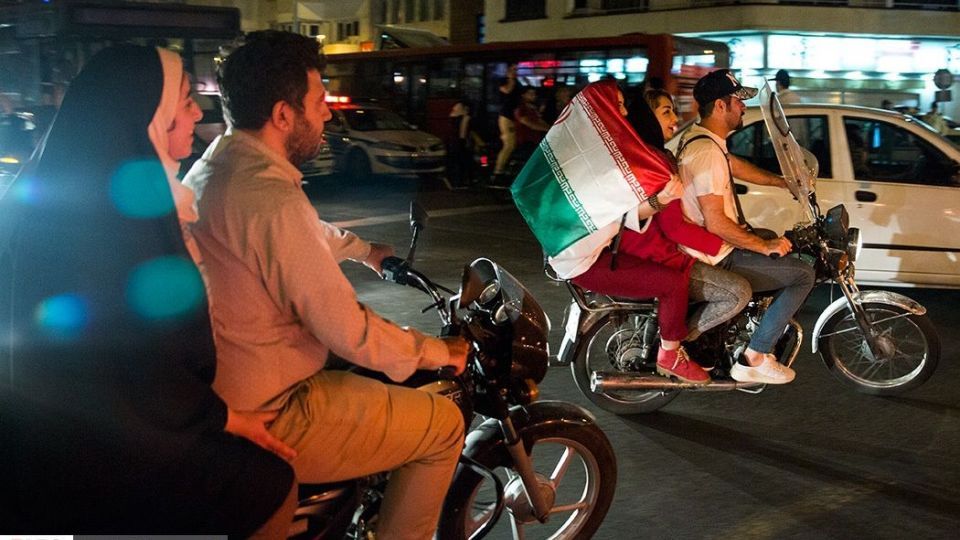 شادی مردم تهران پس از برد تیم ملی ایران مقابل مراکش