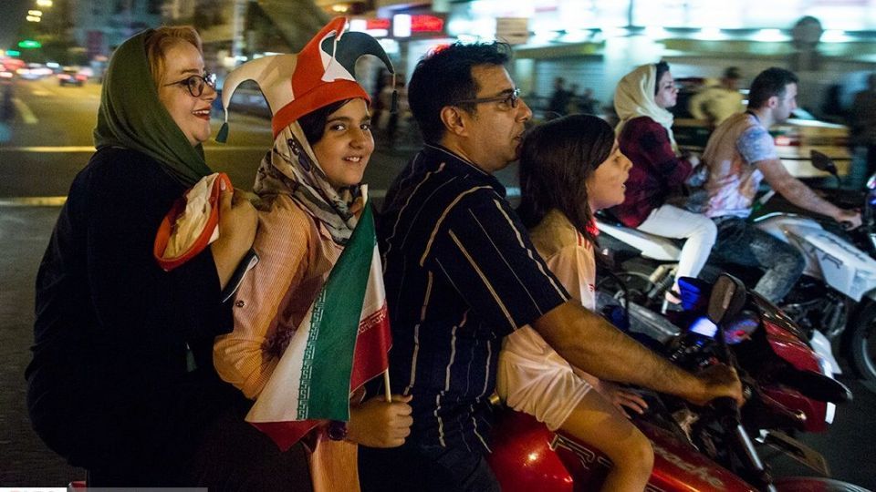 شادی مردم تهران پس از برد تیم ملی ایران مقابل مراکش