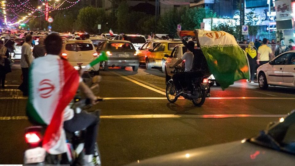 شادی مردم تهران پس از برد تیم ملی ایران مقابل مراکش