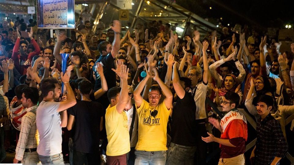 شادی مردم تهران پس از برد تیم ملی ایران مقابل مراکش