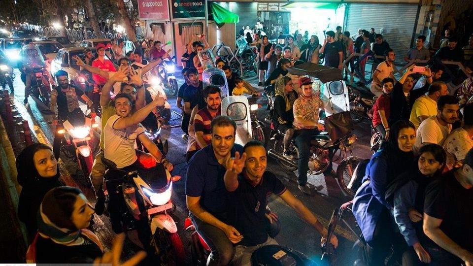 شادی مردم تهران پس از برد تیم ملی ایران مقابل مراکش