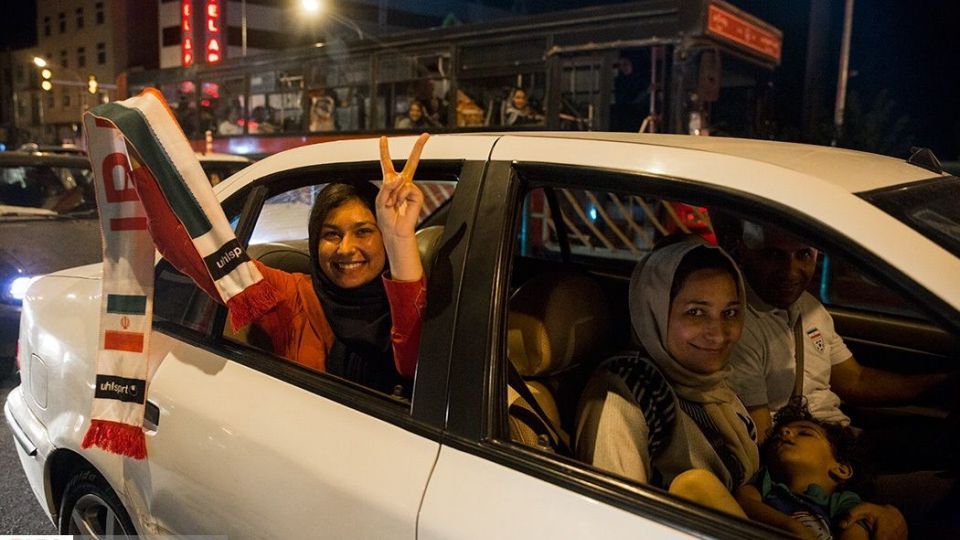 شادی مردم تهران پس از برد تیم ملی ایران مقابل مراکش