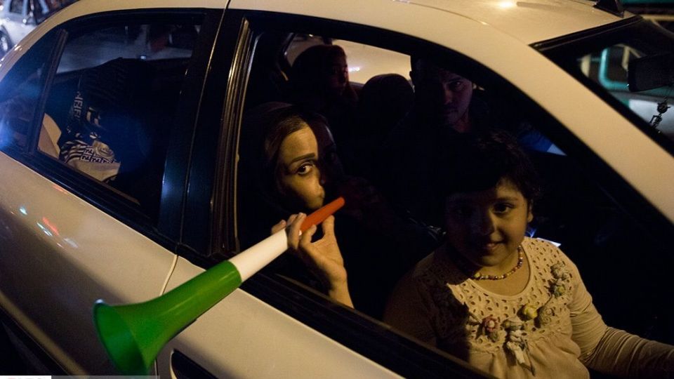 شادی مردم تهران پس از برد تیم ملی ایران مقابل مراکش