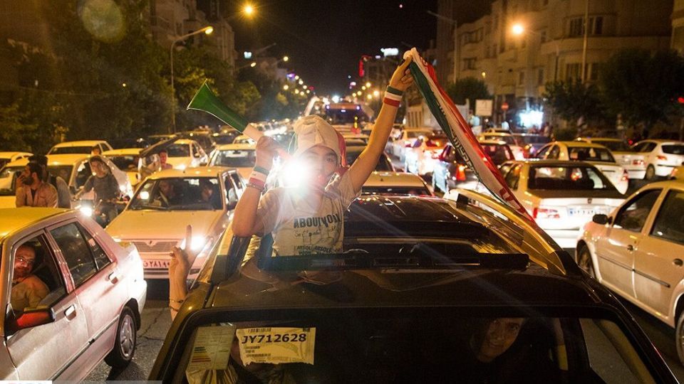 شادی مردم تهران پس از برد تیم ملی ایران مقابل مراکش