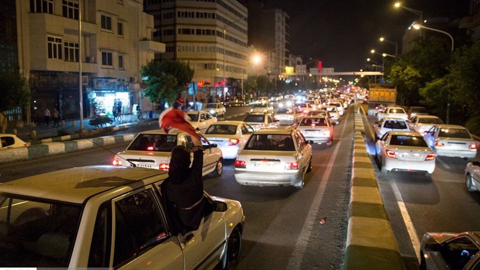 شادی مردم تهران پس از برد تیم ملی ایران مقابل مراکش