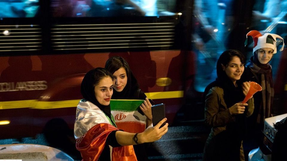 شادی مردم تهران پس از برد تیم ملی ایران مقابل مراکش