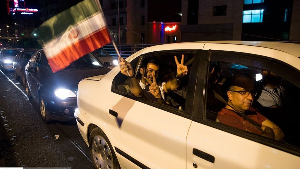 شادی مردم تهران پس از برد تیم ملی ایران مقابل مراکش