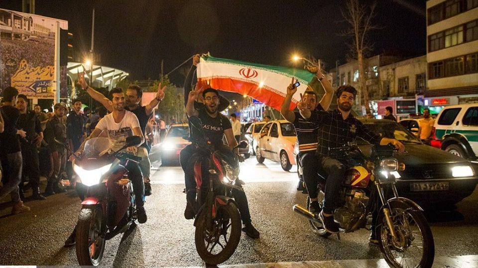 شادی مردم تهران پس از برد تیم ملی ایران مقابل مراکش