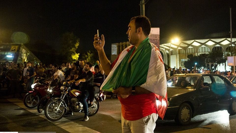 شادی مردم تهران پس از برد تیم ملی ایران مقابل مراکش