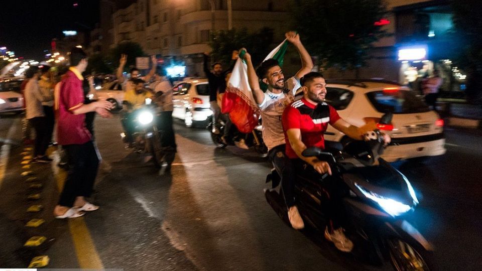 شادی مردم تهران پس از برد تیم ملی ایران مقابل مراکش