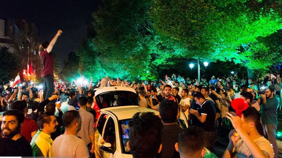 شادی مردم تهران پس از برد تیم ملی ایران مقابل مراکش