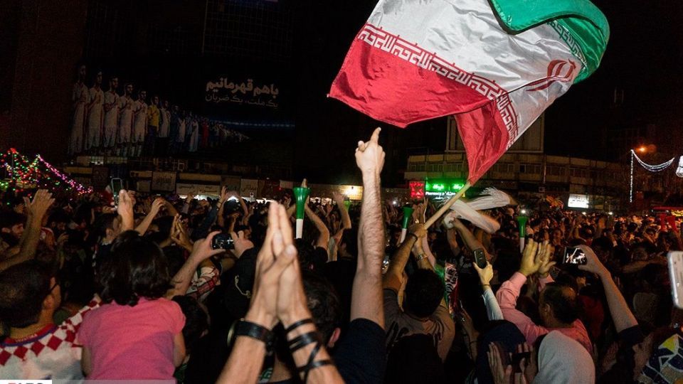 شادی مردم تهران پس از برد تیم ملی ایران مقابل مراکش