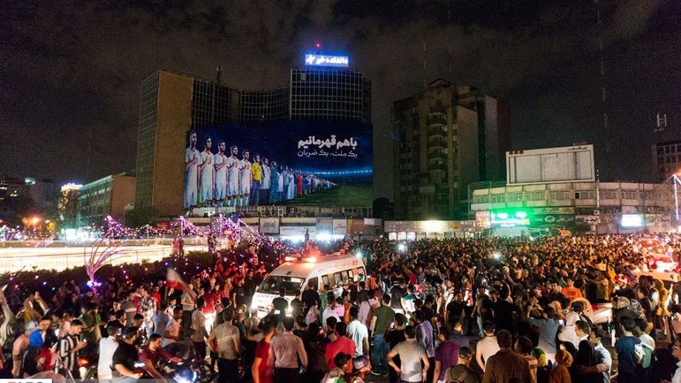 شادی مردم تهران پس از برد تیم ملی ایران مقابل مراکش