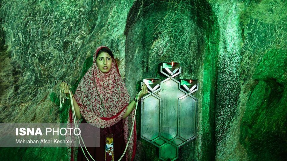 گردهمایی زرتشتیان در زیارتگاه &laquo;پیرسبز&raquo;