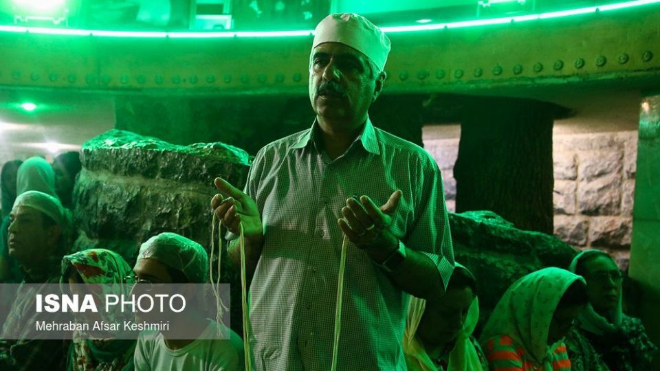 گردهمایی زرتشتیان در زیارتگاه &laquo;پیرسبز&raquo;