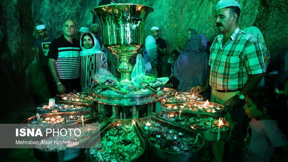 گردهمایی زرتشتیان در زیارتگاه &laquo;پیرسبز&raquo;