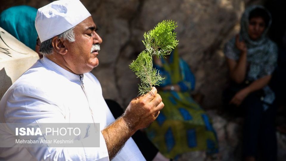 گردهمایی زرتشتیان در زیارتگاه &laquo;پیرسبز&raquo;