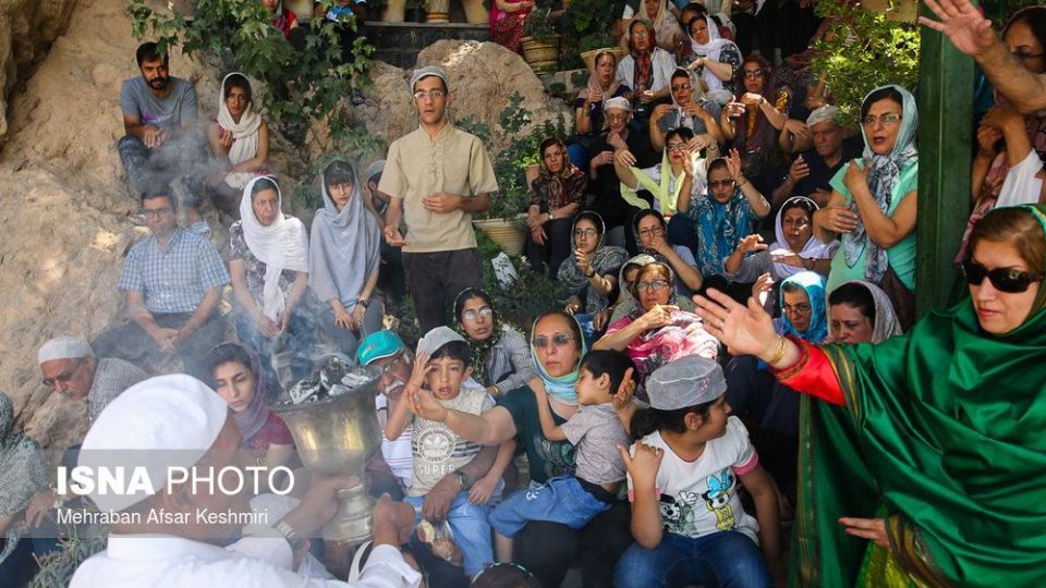 گردهمایی زرتشتیان در زیارتگاه &laquo;پیرسبز&raquo;