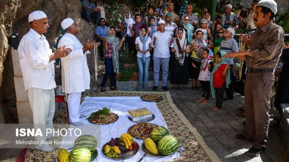 گردهمایی زرتشتیان در زیارتگاه &laquo;پیرسبز&raquo;