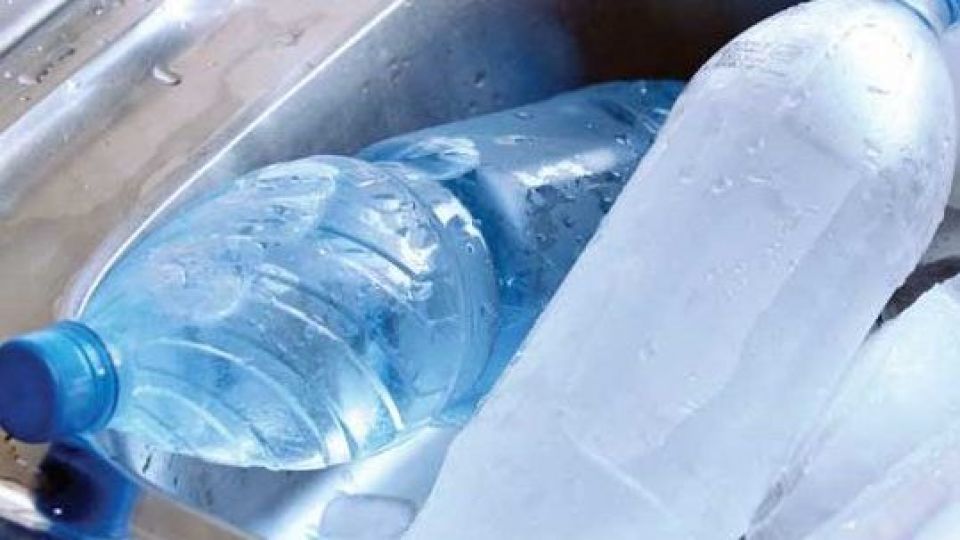 آب یخ زده در بطری پلاستیکی، سرطان زا است آب یخ زده در بطری پلاستیکی، سرطان زا است