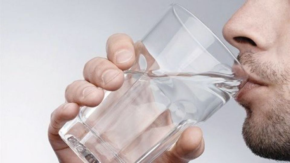 آیا نوشیدن آب ولرم در صبح مفید است؟ آیا نوشیدن آب ولرم در صبح مفید است؟